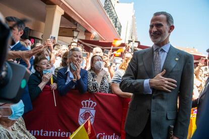 Felipe VI ha realizado este martes una visita institucional a Ciudad Real, en cuya plaza Mayor ha visitado la estatua del rey Alfonso X 'El Sabio', del que se conmemora el 800 aniversario de su nacimiento y que fue el fundador de esta ciudad.