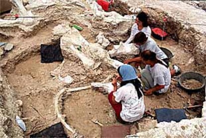 Varios arqueólogos trabajaban en el Cerro de Batallones en julio de 2000.