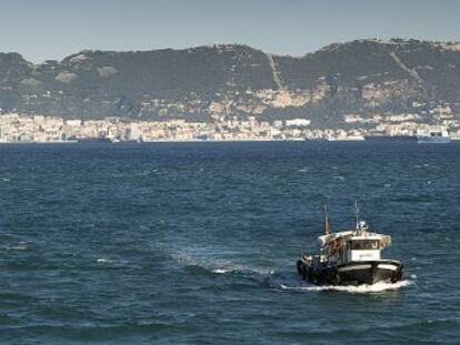 Un pesquero faena frente a las costas de Gibraltar.