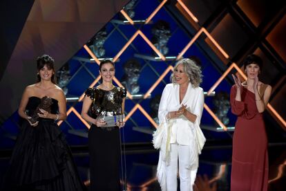 De izquierda a derecha, Penélope Cruz, Maribel Verdú, Míriam Díaz Aroca y Ariadna Gil, en la gala de los Premios Goya. 