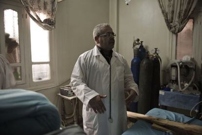 El doctor Nasser en un quirófano improvisado en Al Qusayr, a 15 kilómetros de Homs.