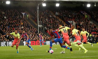 Rodri hostiga a Zaha en campo del Crystal Palace. 