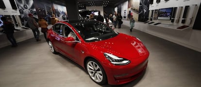 El Model 3 de Tesla en la tienda del centro comercial Cherry Creek Mall en Denver (EE UU)