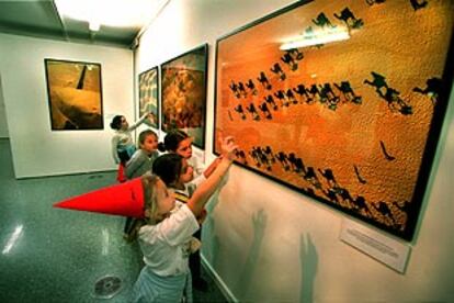 Algunos niños visitaron ayer la exposición <i>La tierra vista desde el cielo</i>, en la Beneficència.