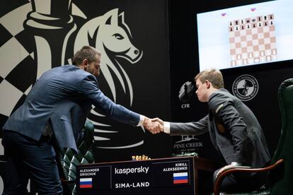 El ruso Alexánder Grischuk saluda a su compatriota Kiril Alexeyenko al llegar al escenario para disputar la primera ronda