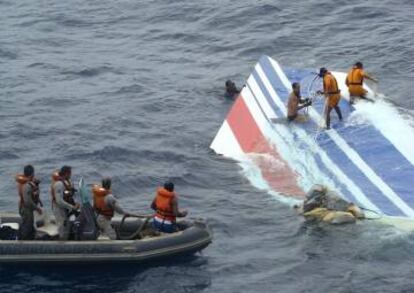 Soldados brasileños recuperan el estabilizador de cola del Air France 447, el 8 de junio de 2009.