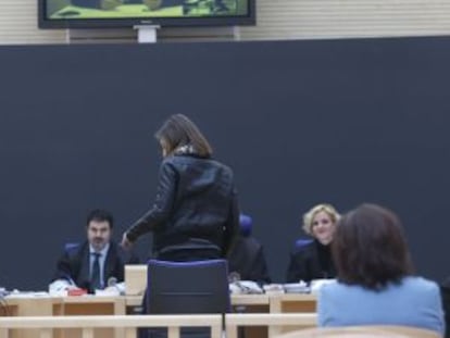 José María Bravo sigue por videoconferencia el momento en que su hija Ane termina de declarar en la Audiencia de Gipuzkoa.