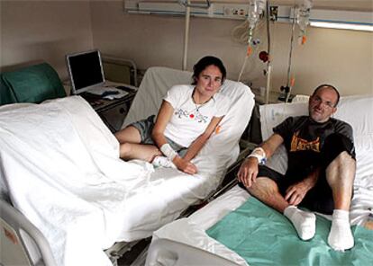Edurne Pasabán y Juan Oiarzabal, en el hospital de Zaragoza donde fueron atendidos en agosto.