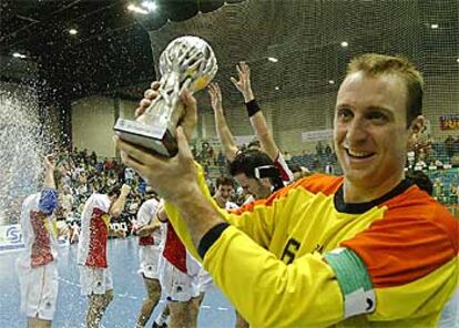 Barrufet, el capitán, con el trofeo conquistado por la selección española.