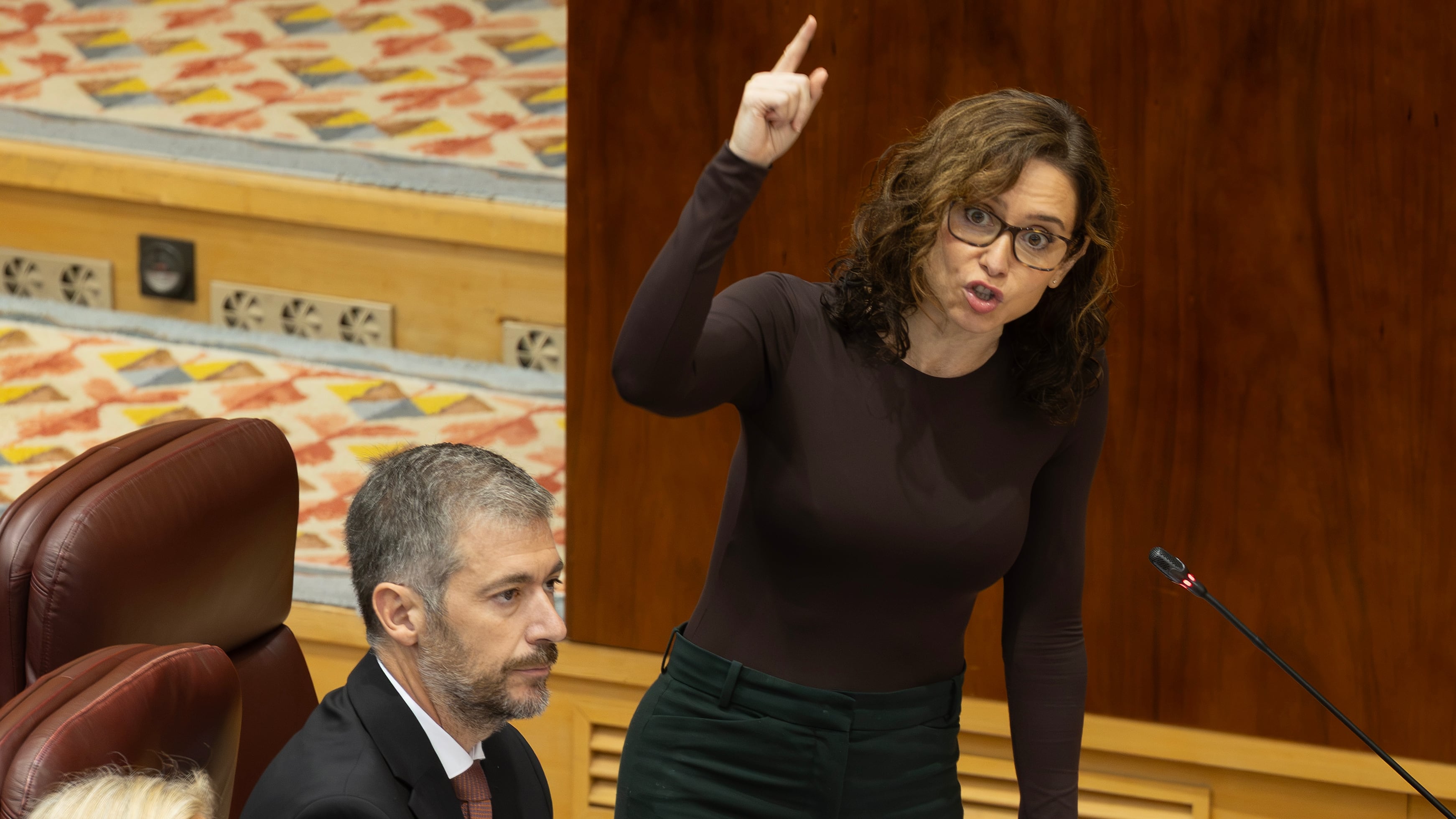 Bronca en la Asamblea tras la muerte de Maricarmen: “En las calles de Madrid no va a haber paz”; Ayuso: “¿Nos están amenazando?"