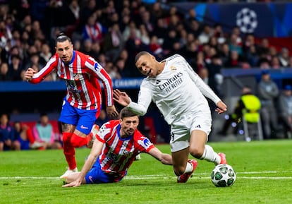 Lenglet hace penalti sobre Mbappé durante el partido entre Atlético de Madrid y Real Madrid en Champions este miércoles.