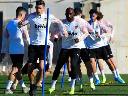 Los jugadores del Valencia, durante un entrenamiento. / JOSE JORDAN (AFP)