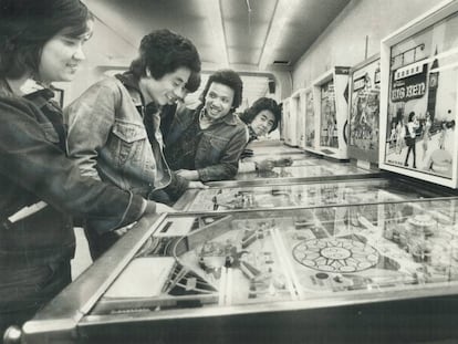 J&oacute;venes jugando con m&aacute;quinas de pinball