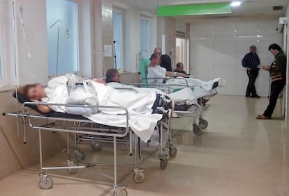 Pacientes por los pasillos del Hospital Meixoeiro de Vigo, hace dos semanas.