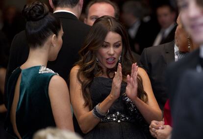 La actriz Sofia Vergara charla con Kim Kardashian. Ambas dieron pie a varias bromas en los discursos de Obama y del humorista Jimmy Kimmel.
