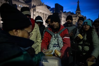 Personas hacen fila en un comedor comunitario, en Buenos Aires.