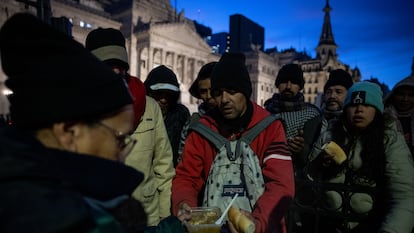 Personas hacen fila en un comedor comunitario, en Buenos Aires.