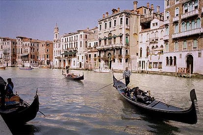 Vuelo de ida y vuelta y dos noches en un hotel de tres estrellas en Venecia, por 392 euros. En la imagen, góndolas por el Gran Canal junto al puente Rialto.