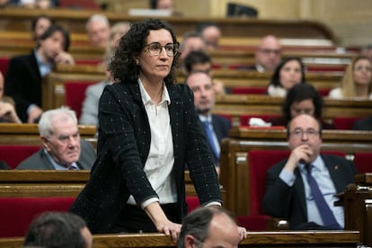 El 23 de març del 2018, la secretària general d'ERC, Marta Rovira, fuig a Suïssa i planta Llarena, que cursa una ordre europea i internacional de detenció contra ella i contra Puigdemont i la resta de fugits. A la imatge, Rovira durant el ple d'investidura del diputat de Junts per Catalunya Jordi Turull, el 21 de març del ​​2018.