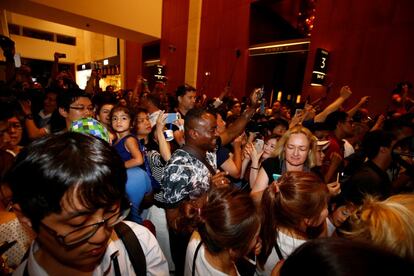 Un grupo de personas se agolpa ante la llegada de Kim Jong-un al hotel Marina Bay Sands de Singapur.