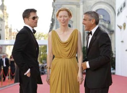 Los actores Brad Pitt, Tilda Swinton y George Clooney bromean en la jornada inaugural de la 65ª Mostra de Venecia.