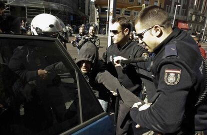 Polic&iacute;as detienen a un hombre durante los incidentes que han protagonizado un grupo de piquetes en la Plaza del Callao.