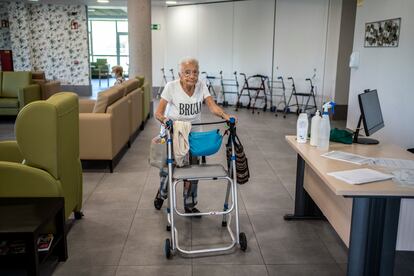 Petra Serrano Caro, de 83 años, el miércoles camino del comedor de la residencia en la que vive, en Madrid. 