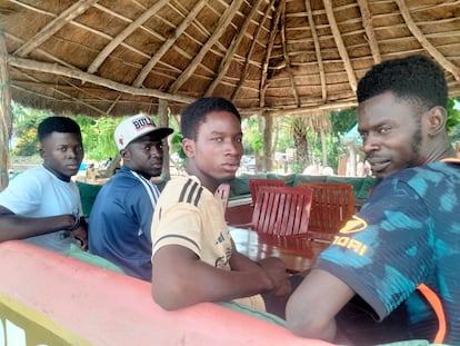 Youssouf Ndong, Aliou Ndour, Abdou Khadre Diaw y Mbaye Ndiaye, cuatro de los 184 migrantes interceptados por la Guardia Civil en Mauritania y devueltos a Senegal, en la localidad senegalesa de Joal el 6 de septiembre.