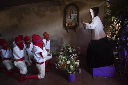 Habitantes del poblado de Tzintzuntzan participan en un acto religioso, el 29 de marzo, en el marco de las celebraciones de Semana Santa en el estado de Michoacán (México). En el pasaje bíblico, el miércoles y jueves Santo Salen los "espías" encapuchados en rojo y blanco, portando silbatos y buscando a Cristo para apresarlo. 