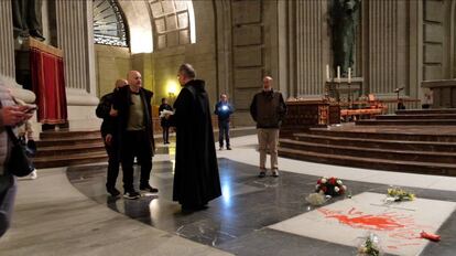 Artist Tenreiro splatters red paint on the tomb of Francisco Franco.