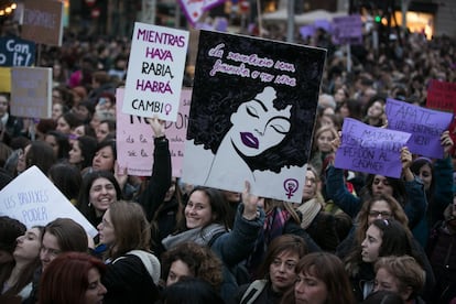 Carteles durante la manifestación por el paseo de Gràcia de Barcelona.