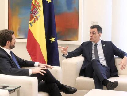 El presidente del Gobierno, Pedro Sánchez, y el líder del PP, Pablo Casado, durante su reunión el pasado febrero en el palacio de la Moncloa.