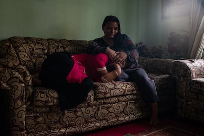 <p>Sunita Danwuar (derecha), de 41 años, cubre la cara de T., de 30, ambas supervivientes del tráfico de personas. Las dos mujeres posan en la casa de Danwuar en Katmandú, capital de Nepal. Ambas se han prestado apoyo mutuo y han ayudado también a otras supervivientes de la trata con fines sexuales. T., que sobrevivió a las violaciones, el maltrato y la esclavitud en Kuwait, actualmente colabora con Danwuar, también superviviente y pionera de la lucha contra el tráfico de mujeres desde Nepal. </p>  <p>Tras ser secuestrada a los 14 años y prostituida durante cuatro en un burdel de Bombay, Danwuar fue rescatada, y junto con otras mujeres y niñas liberadas de India como ella fundó la ONG Shakti Samuha (Grupo de Poder) contra la trata de personas. Actualmente dirige su propia fundación, dedicada a devolver la confianza a las supervivientes del tráfico ilegal. </p>  <p>Apenas alfabetizada, sin haber superado el trauma y profundamente estigmatizada por haber sido víctima del tráfico, Danwuar logró rehacer su vida liderando la lucha contra el tráfico sexual en Nepal y dando educación a su hija en un país en el que solo el 53,1% de las mujeres de más de 15 años saben leer y escribir. </p>  <p>La Organización Mundial del Trabajo de Naciones Unidas advierte de que hay más de 40 millones de esclavos en el mundo. La gran mayoría de las víctimas del tráfico ‒alrededor del 71 %‒ son mujeres y niñas, y un tercio son menores de edad. </p>