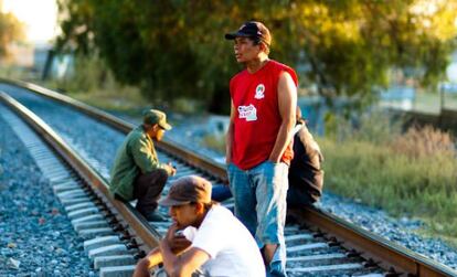 Inmigrantes fuera de un albergue en el Estado de México.