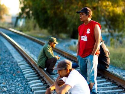 Inmigrantes fuera de un albergue en el Estado de México.