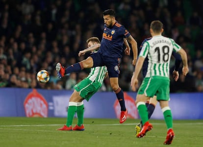 Lo Celso y Garay disputan un balón.