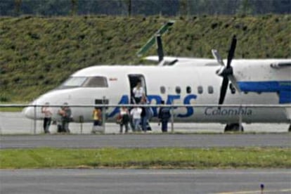 Varios pasajeros abandonan en el aeropuerto militar de Bogotá el avión secuestrado.