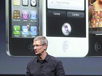 El CEO de Apple, Tim Cook, frente al nuevo iPhone 4S.