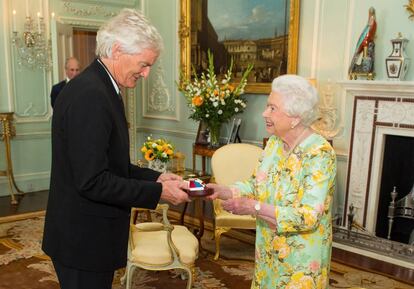 James Dyson junto a la reina Isabel II.