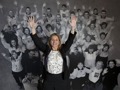 Belén Frau, directora general de Ikea Ibérica, delante de un mural en la tienda de Ikea en Vallecas (Madrid).