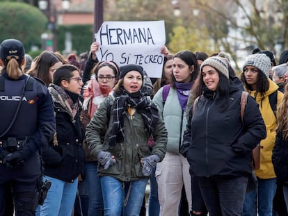 Manifestación en apoyo a la menor agredida sexualmente por tres exjugadores de la Arandina, a quienes el Supremo ha rebajado la pena.