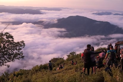 Alfombra de nubes sobre el cerro Eramón, en Chalatenango.