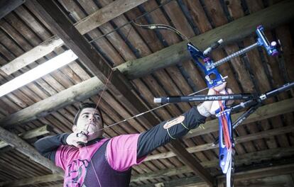 Miguel Alvari&ntilde;o, en el club de tiro con arco Silex en Galicia 