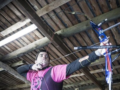 Miguel Alvari&ntilde;o, en el club de tiro con arco Silex en Galicia 