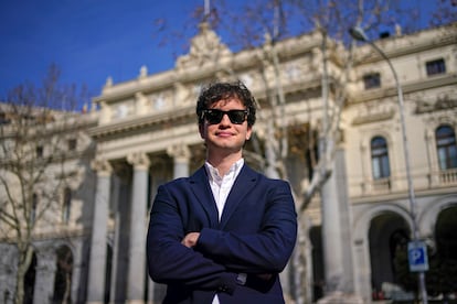 El joven inversor Carlos Jiménez posa frente a la Bolsa en Madrid. 