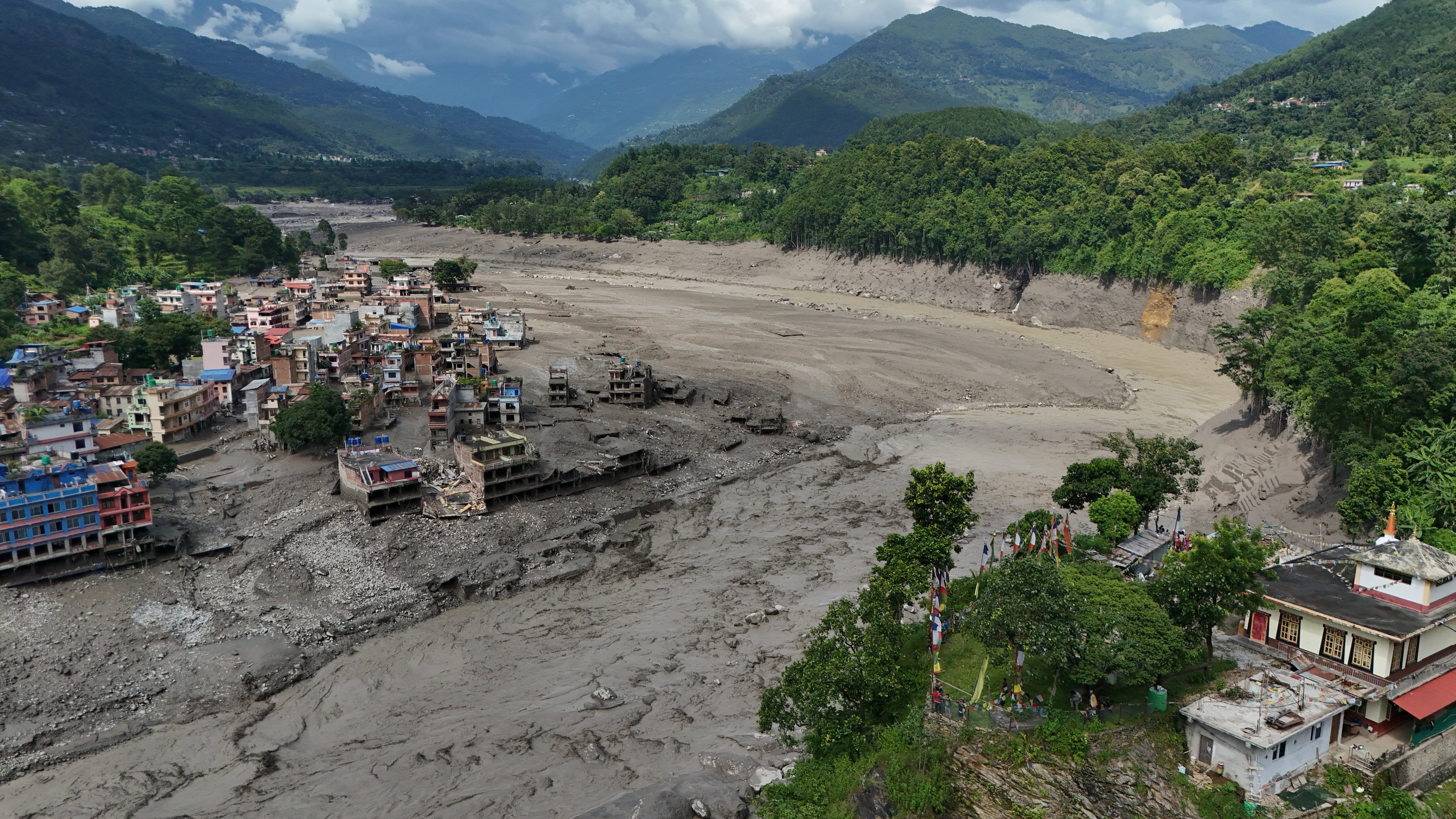 Una fuerte riada causa al menos 16 muertos en Nepal y decenas de desaparecidos y víctimas en Tíbet
