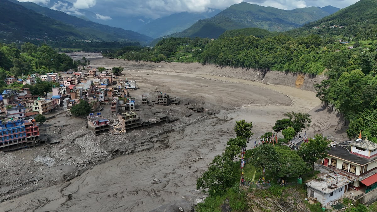 Una fuerte riada causa al menos 16 muertos en Nepal y decenas de desaparecidos y víctimas en Tíbet