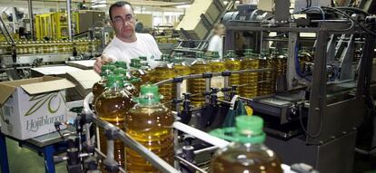 Envasadora de aceite de la marca Hojiblanca.