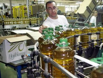 Envasadora de aceite de la marca Hojiblanca.