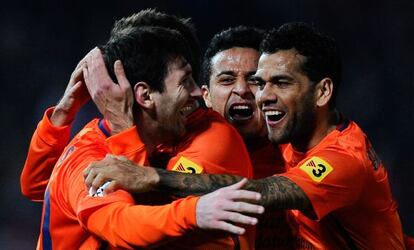 Messi, Thiago y Alves celebran un gol ante el Granada.